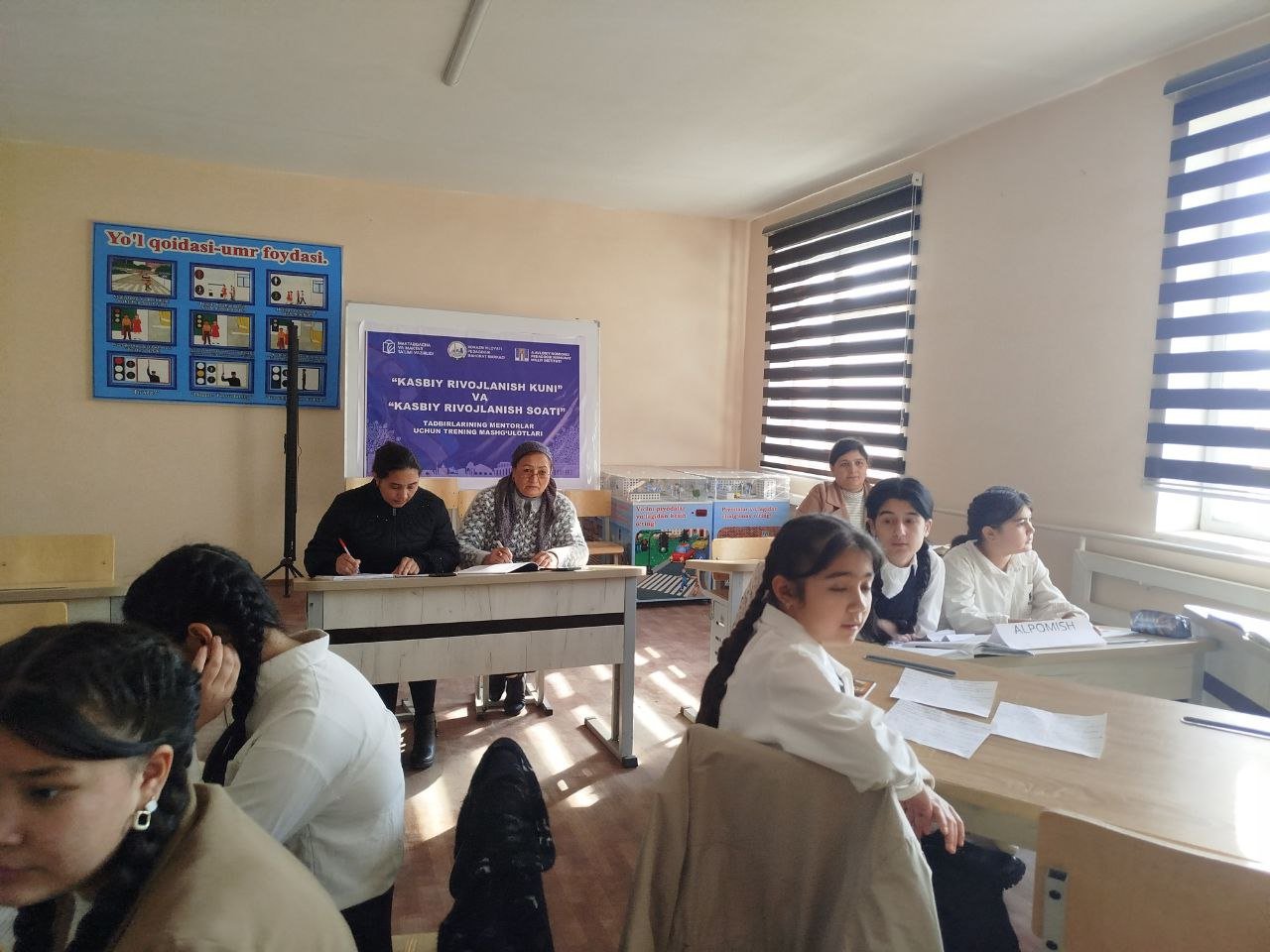 7-a sinfda adabiyot fanidan Nabi Jaloliddinning "Ota" hikoyasi mavzusida ochiq dars o'tkazildi.